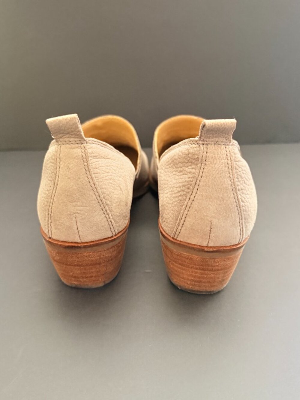 Lucky Brand Womens Morriah Shoes 8.5M Gray Khaki Leather 2 Inch Heel Slip On - Picture 4 of 8
